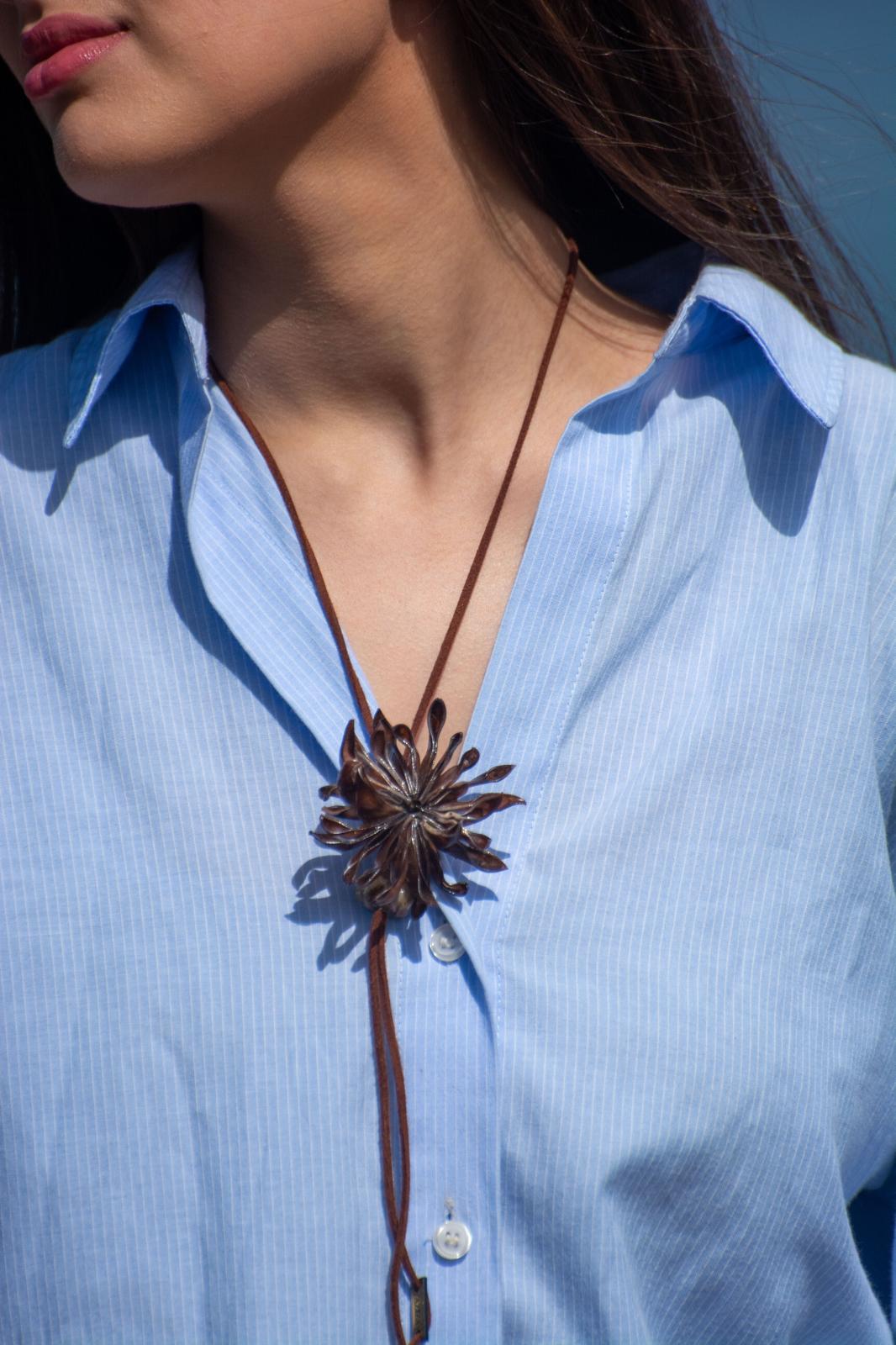 COLLAR DAHLIA TIENTO MARRON